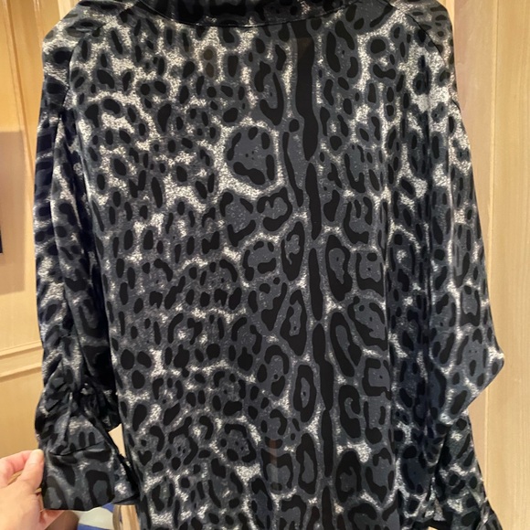 Neiman Marcus leopard print blouse top GUC. Size Med. Popular print this fall! - Picture 6 of 8